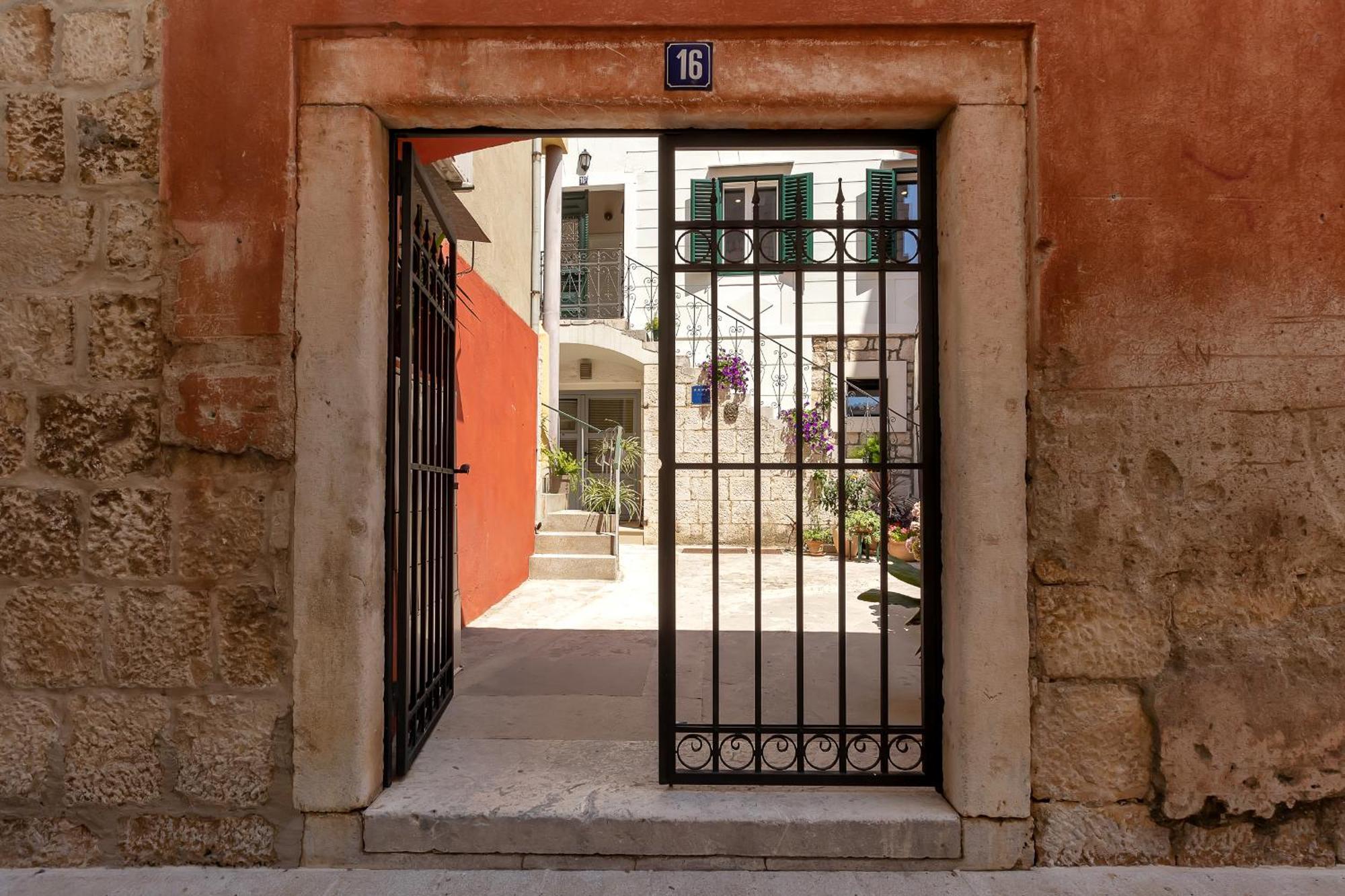 City Center Apartment Dvor Kalalarga Makarska Luaran gambar